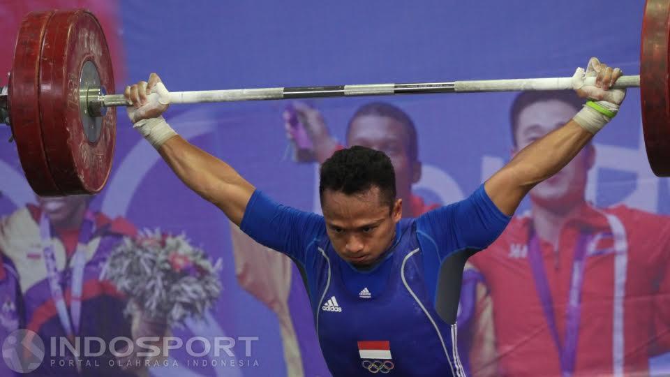 Lifter atau atlet angkat besi putra Indonesia, Triyatno berhasil melakukan angkatan pada seleksi jelang Olimpiade Rio de Janeiro 2016. - INDOSPORT